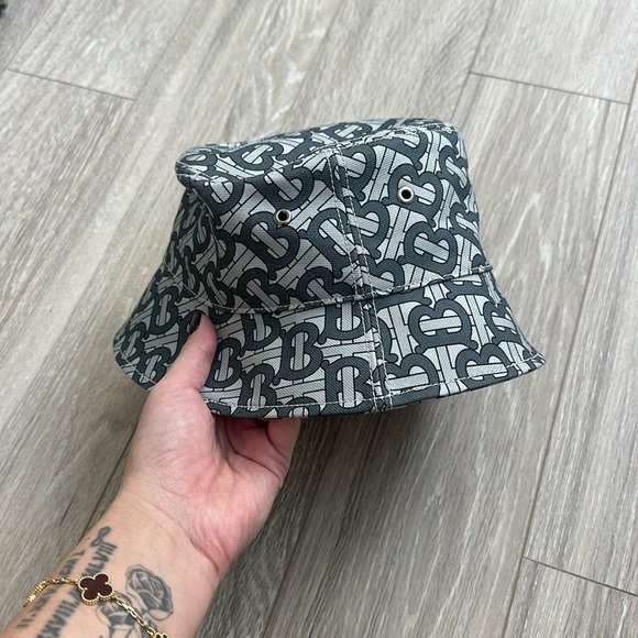 Burberry bucket hat - Picture 3 of 3